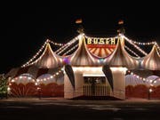 Bei einer Vorstellung im Remscheider Weihnachtscircus bei Köln (D) verunfallte am Sonntagabend eine Artistin schwer. (Bild: Remscheider Weihnachtscircus/Facebook)