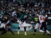 Nick Foles lässt sich von den heranstürmenden Gegenspielern nicht aus der Ruhe bringen (Bild: KEYSTONE/AP/MATT ROURKE)