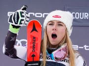 Mikaela Shiffrin jubelt auf dem Podest in Courchevel (Bild: KEYSTONE/AP/GIOVANNI AULETTA)