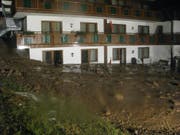 Blick auf das Hotel in Hirschegg im Kleinwalsertal nach dem Erdrutsch. (Bild: pd)