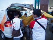 Rettungskräfte bergen nach der Tsunami-Flutwelle in Indonesien weitere Leichen. (Bild: KEYSTONE/EPA/ADI WEDA)