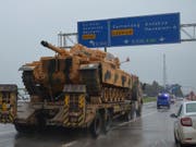 Ein Panzer wird als Teil eines Konvois in den türkischen Grenzort Kilis transportiert. (Bild vom 13. Dezember) (Bild: KEYSTONE/AP IHA/ISMET BICEN)