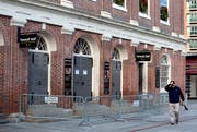 Die Pforten der Faneuil Hall in Boston, einem der ältesten Gebäude der Stadt im US-Bundesstaat Massachusetts, bleiben vorerst geschlossen. (Bild: PA/CJ GUNTHER (Boston, 24. Dezember 2018))