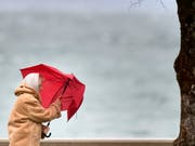 An zahlreichen Orten der Schweiz gab es am frühen Montagmorgen viel Regen und stürmische Winde. (Bild: KEYSTONE/LAURENT GILLIERON)