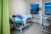 Jacqueline Senn nach der 30-minütigen Operation in der Aufwachkoje. (Bild: Philipp Schmidli (Luzern, 18. Dezember 2018))