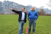 OK-Präsident Franzsepp Arnold (links) und Bauchef Hermann Herger begutachten die ausgesteckte Schwingfest-Arena auf der Flüeler Allmend. (Bild: Elias Bricker, Flüelen, Dezember 2018)