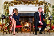 US-Präsident Donald J. Trump und seine Frau Melania beantworten beim traditionellen Weihnachtsmann-Radar Anrufe von Kindern. (Bild: Jim Lo Scalzo/EPA (Washington, 24. Dezember 2018))