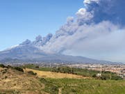 Der Ätna auf Sizilien ist wieder ausgebrochen. Europas höchster Vulkan stiess eine grosse und dichte Aschewolke in den Himmel. (Bild: Keystone/AP/SALVATORE ALLEGRA)