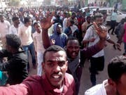 Bei Protesten gegen die Wirtschaftspolitik der Regierung sind im Sudan mindestens 37 Menschen erschossen worden. (Bild vom 20. Dezember) (Bild: KEYSTONE/AP Sudanese Activist)
