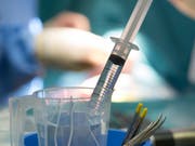 Ein Narkosearzt in Deutschland soll reihenweise Patienten mit Leberentzündung angesteckt haben. Es könnten auch in der Schweiz lebende Patienten betroffen sein. (Bild: KEYSTONE/GAETAN BALLY)