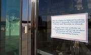 Ein Schild am Eingang zum John F. Kennedy Präsidentenbibliothek und Museum in Boston, Massachusetts, weist auf die Schliessung infolge des Shutdowns hin. (Bild: CJ Gunther/EPA (Boston, 24. Dezember 2018))