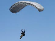Fallschirmspringer der Schweizer Armee bei einer Flugshow in Dittingen BL. (Bild: KEYSTONE/GEORGIOS KEFALAS)