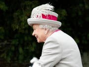 Die britische Monarchin Elizabeth II. bei der Ankunft zum Weihnachtsgottesdienst der Royals im englischen Sandringham (Bild: Keystone/AP/Frank Augstein)