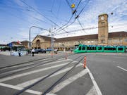 Am Badischen Bahnhof in Basel hat an Heiligabend ein 23-Jähriger seinen 30-jährigen Schwager mit einem Hammer am Kopf verletzt. (Bild: KEYSTONE/GAETAN BALLY)