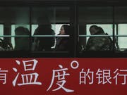 Im Osten Chinas ist ein entführter Bus in eine Gruppe Fussgänger gerast. Mindestens fünf Menschen seien getötet und 21 weitere verletzt worden. (Bild: Keystone/AP/ANDY WONG)