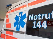 In Villmergen AG ist in der Nacht auf Dienstag ein 37-jähriger Mann bewusstlos auf einer Strasse gefunden worden. Er erlag im Spital seinem Verletzungen. (Bild: KEYSTONE/URS FLUEELER)