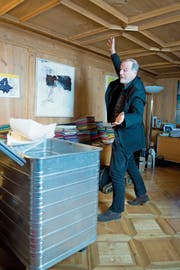 Dolfi Müller räumt sein Büro im Stadthaus auf. (Bild: Maria Schmid (Zug, 14. Dezember 2018))