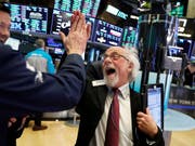 Abklatschen nach einem Erfolgreichen Börsentag: Zwei Händler an der New Yorker Wall Street. (Bild: KEYSTONE/AP/RICHARD DREW)