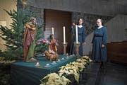 Schwester Nadja und Generaloberin Zita (von links ) in der Kapelle des Klosters Baldegg. (Bild: Corinne Glanzmann (26. Dezember 2018))