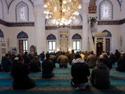 Menschen beim Gebet in einer Moschee in Berlin. (Bild: KEYSTONE/EPA/KAMIL ZIHNIOGLU)