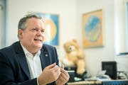 Hinten im Büro sitz ein Teddybär - der «Mä sött..»-Bär.