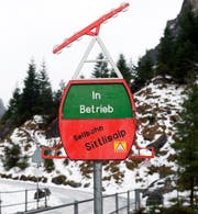 Das Schild in den Bielen weist Gäste darauf hin, ob die Seilbahn in Betrieb ist oder nicht. (Bild: Christof Hirtler, Unterschächen, 22. Dezember 2018)