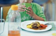 An einem Mittagstisch im Thurgau: Ein Primarschüler verköstigt sich. (Bild: Nana do Carmo)