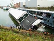In Köln ist ein 63 Meter langes Partyschiff in seinem Winterquartier gesunken. (Bild: KEYSTONE/APA/Feuerwehr Köln/--)