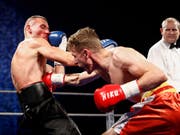 Zino Meuli (rechts) holt sich den WBF-WM-Titel im Weltergewicht (Bild: KEYSTONE/PETER KLAUNZER)