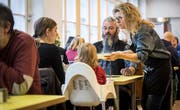 Leiterin Sandra Kern bedient wie in einem Restaurant.