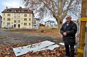 Eigentümer Carmelo Pepi auf der Bündnerhof-Parzelle, die im nächsten Jahr überbaut werden soll. (Bild: Max Eichenberger)