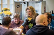 Pot-au-feu im Teller: Sandra Kern, Leiterin der Gassenküche, serviert ihren Gästen den zweiten von vier Gängen. (Bilder: Reto Martin)