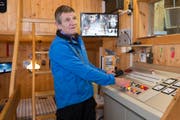 Maschinist Josef Arnold kontrolliert in der Seilhütte der Talstation der Luftseilbahn Brunnital–Sittlisalp die Ausfahrt der bergwärts fahrenden Kabine. (Bild: Christof Hirtler, Unterschächen, 22. Dezember 2018)