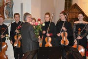 Andreas Schweizer, Präsident des Jugendorchesters Thurgau, überreicht den Musikern Rosen. (Bild: Monika Wick)