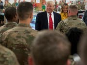 US-Präsident Donald Trump und First Lady Melania Trump am Mittwoch auf dem Luftwaffenstützpunkt Al-Asad gemeinsam mit US-Soldaten. (Bild: Keystone/AP/Andrew Harnik)