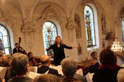 Konzentriert singen und musizieren unter der Leitung von Manuela Eichenlaub der katholische Kirchenchor, Solisten und das Orchester an der Aufführung der «Missa Sancti Nicolai». (Bild: Manuela Olgiati)