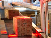 Die Förderbänder der Post standen in den Tagen vor Weihnachten nur für Wartungsarbeiten still: In den drei grossen Verteilzentren wurden täglich 1,4 Millionen Pakete sortiert. (Bild: KEYSTONE/GEORGIOS KEFALAS)