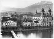 Bis ins Jahr 1949 stand zwischen Theater und der Jesuitenkirche noch der Freienhof, ein gotisches Gebäude. (Bild: Stadtarchiv Luzern)