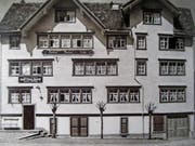 In der «Linde» am Kirchplatz war zugleich die Kantonalbank untergebracht. Das Erledigen von Bankgeschäften konnte folglich gut mit einer Einkehr verbunden werden. Bild: Peter Eggenberger