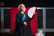 Nicole Davi spielt im Historischen Museum eine Geschichte über den Besuch von Queen Victoria in der Zentralschweiz.