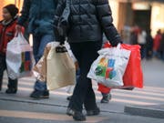 Positive Zwischenbilanz: Das Weihnachtsgeschäft in der Schweiz lief in diesem Jahr auch dank der günstigen Lage der Feiertag ansprechend. (Bild: KEYSTONE/GAETAN BALLY)