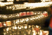 Ein Licht anzünden, das weit ins Jahr strahlen wird: So kann man die Weihnachtsaktion einer Herisauerin umschreiben. (Bild: Donato Caspari)