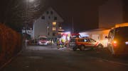 Für zwei ältere Bewohner eines Mehrfamilienhauses an der Feldeggstrasse kam jede Hilfe zu spät. (Bild: BRK News)