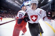 Nando Eggenberger (rechts) im Duell mit Daniel Bukac. (Bild: Darryl Dyck / AP)