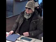 Norwegermütze und Skibrille: Dieser Mann soll fünf Banken in der Region Bern überfallen haben. (Bild: zvg)
