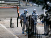 Forensiker an der Arbeit in Athen. Am Donnerstagmorgen explodierte bei einer griechisch-orthodoxen Kirche ein Sprengsatz, zwei Menschen wurden leicht verletzt. (Bild: KEYSTONE/AP/THANASSIS STAVRAKIS)