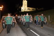Bereits vor zwei Jahren führten die Seelisberger «Tryychler» traditionsgemäss den Umzug an. (Bild: Christoph Näpflin, Seelisberg, 30. Dezember 2016)