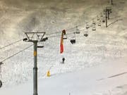 Die beiden Gleitschirmflieger blieben am Sesselbahn-Seil mehrere Meter über der Skipiste hängen. (Bild: Lauchernalp Bergbahnen)
