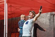 Der dreifache Familienvater Franz Arnold nimmt anlässlich an einer öffentlichen Probe einen seiner beiden Söhne mit auf die Bühne. (Bild: André Niederberger (Oberdorf, 10. Juli 2018))