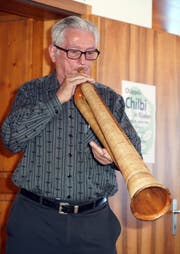 Ahnenforscher und Historiker Sepp Muheim entlockte seinem Büchel archaische Töne. (Bild: Franz Imholz, Unterschächen, 26. Dezember 2018)